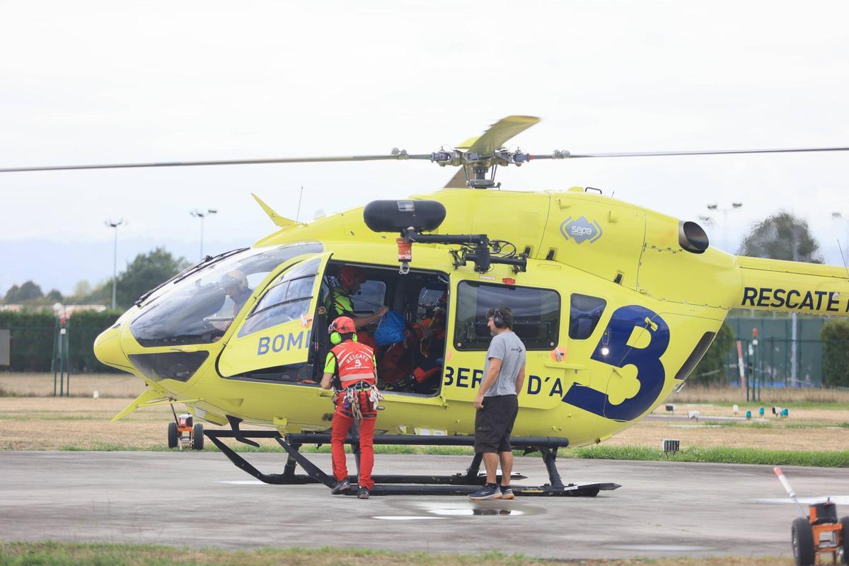 El helicóptero, a punto de salir del aeródromo.