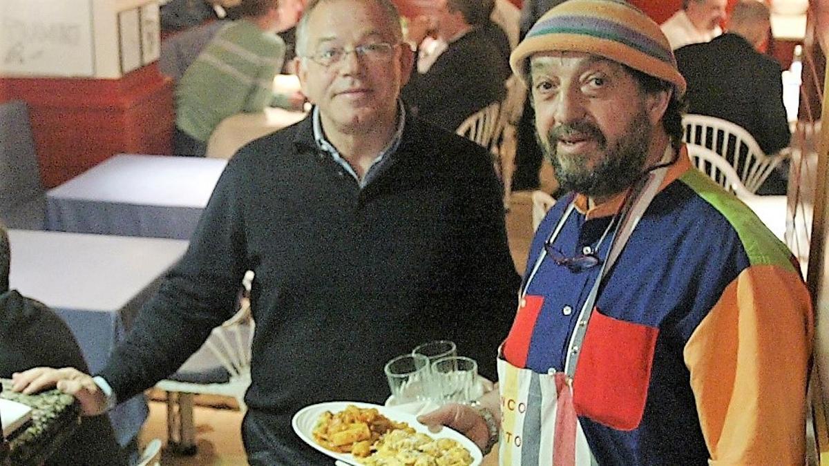 Franco Lombardo, con la colorida vestimenta que le caracterizaba, en el restaurante Tramonti 1980 junto a su hermano Giuliano en 2006.