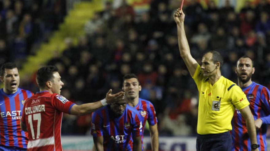 Álvarez Izquierdo expulsa a Colunga en el último Levante-Granada