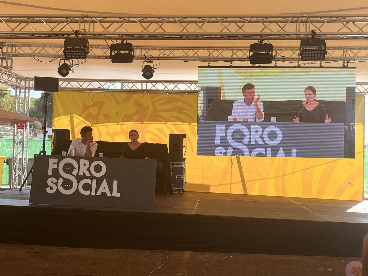 Alessandro di Battista y Sabrina Pignedoli, este lunes, durante el debate celebrado en el foro social del festival Rototom Sunsplash de Benicàssim sobre Julian Assange. Alessandro di Battista y Sabrina Pignedoli, este lunes, durante el debate celebrado en el foro social del festival Rototom Sunsplash de Benicàssim sobre Julian Assange.
