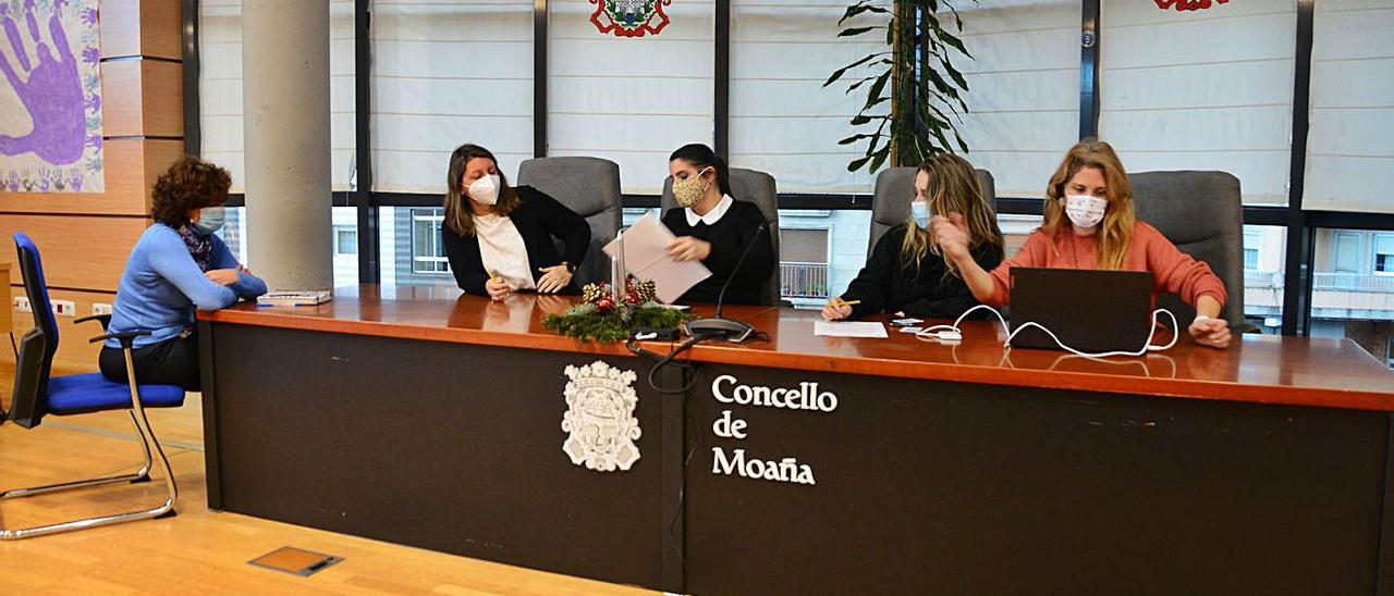 Mesa de contratación, en Moaña, para analizar las ofertas al nuevo SAF. |   // GONZALO NÚÑEZ