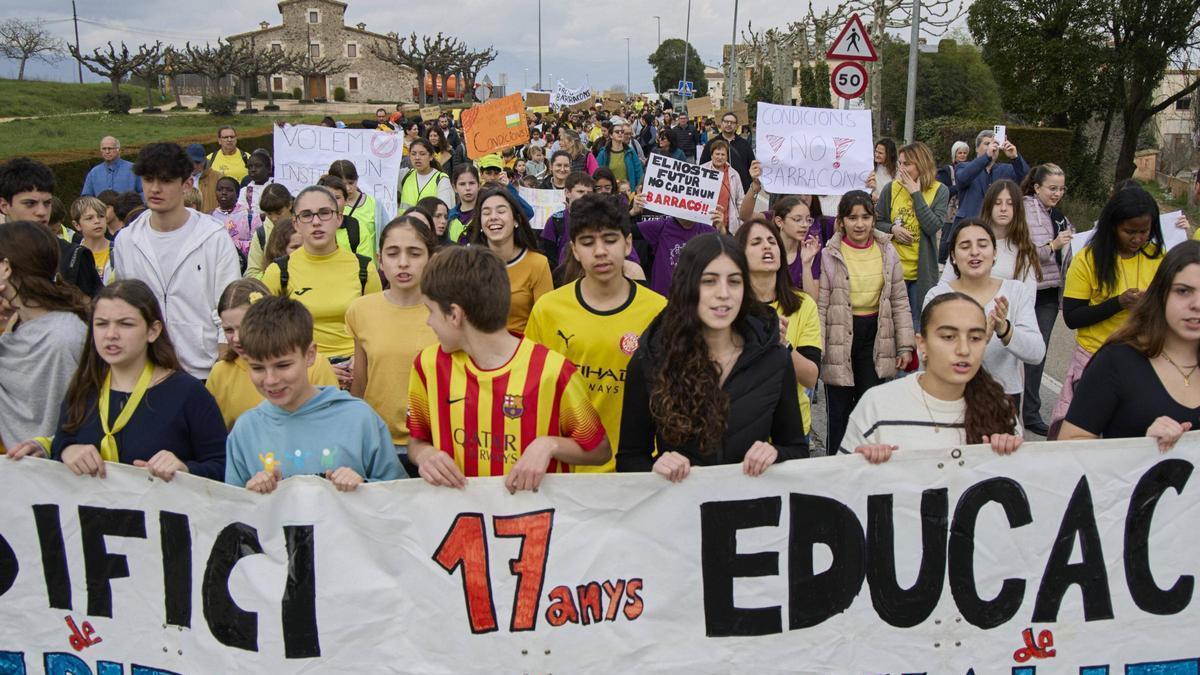 Protesta pels barracons de l'institut de Sils.