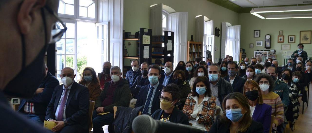 Público siguiendo el acto, que se celebró en la biblioteca de Castropol. | A. M. S.