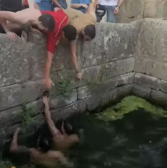 Los jóvenes que se bañaron en la fuente monumental de Zarza la Mayor piden disculpas