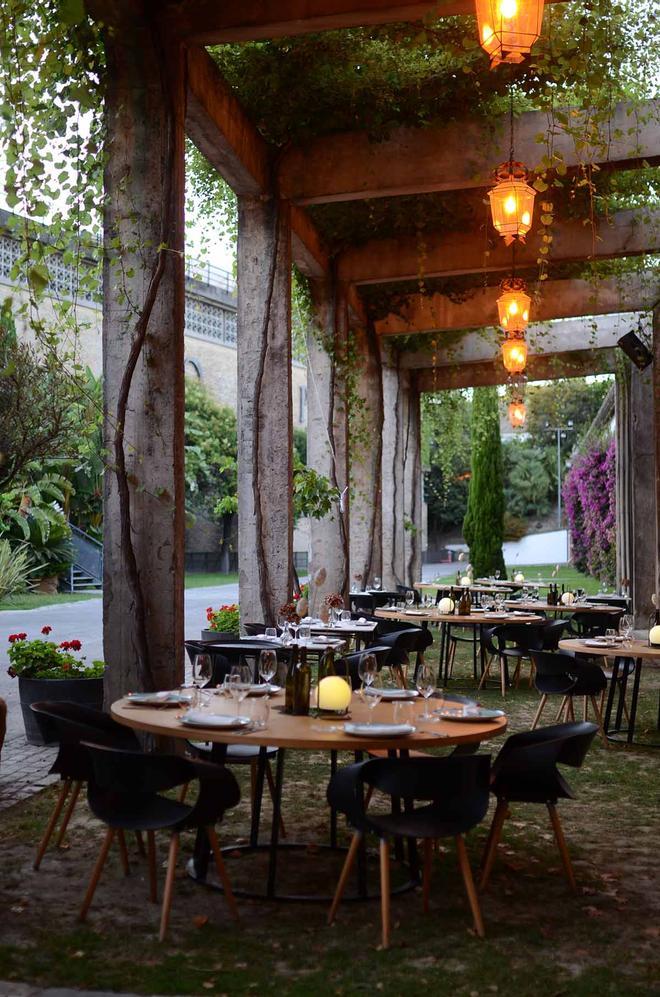 Terraza de los jardines de El cuartel del Mar, con un restaurante efímero, en Cádiz