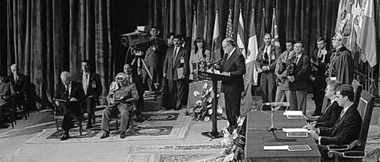 Plácido Arango en la ceremonia de entrega de los premios en 1994, con Rabin y Arafat sentados en primera fila.