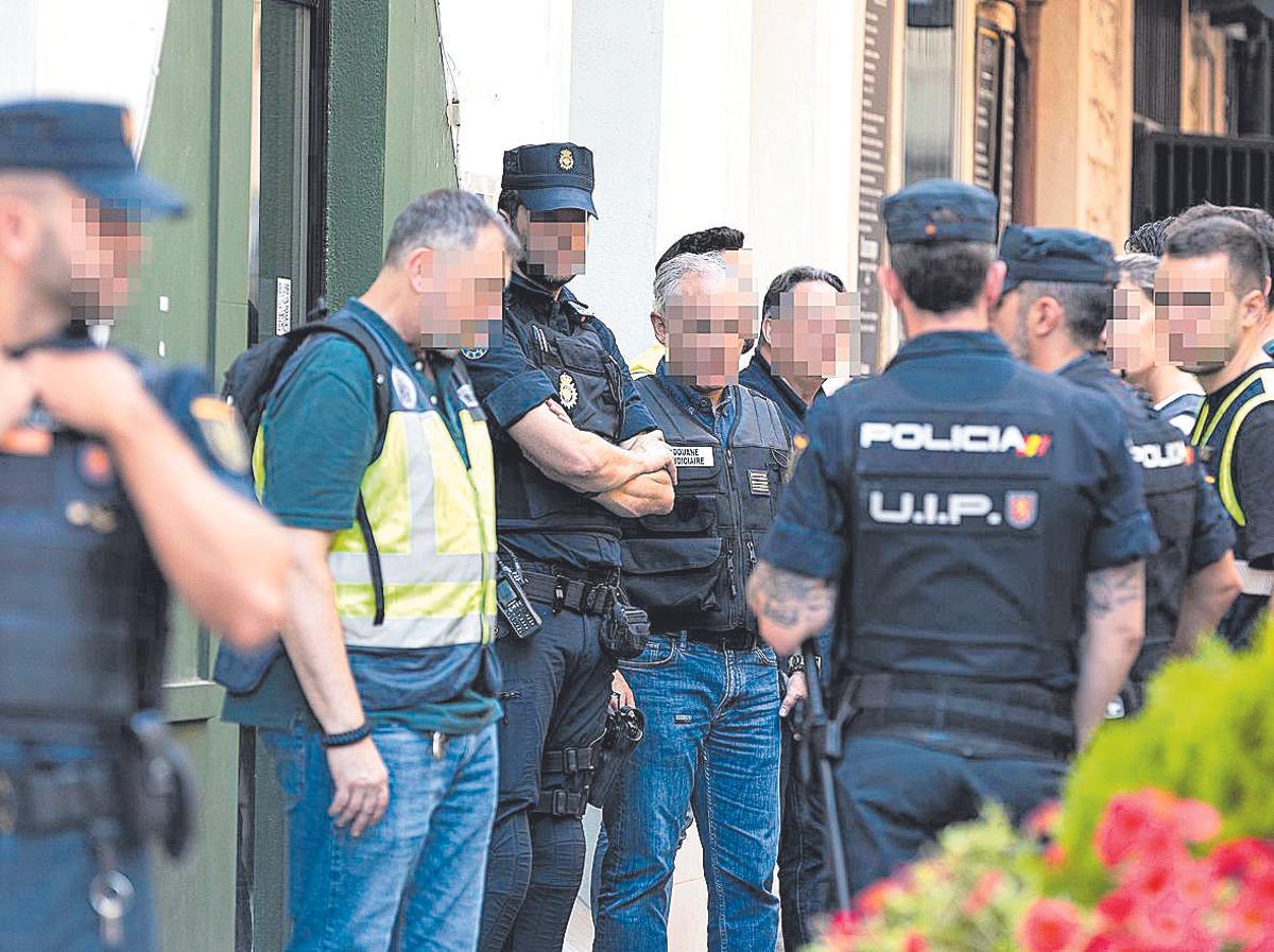 La Policía Nacional resgistran la vivienda de Alicante