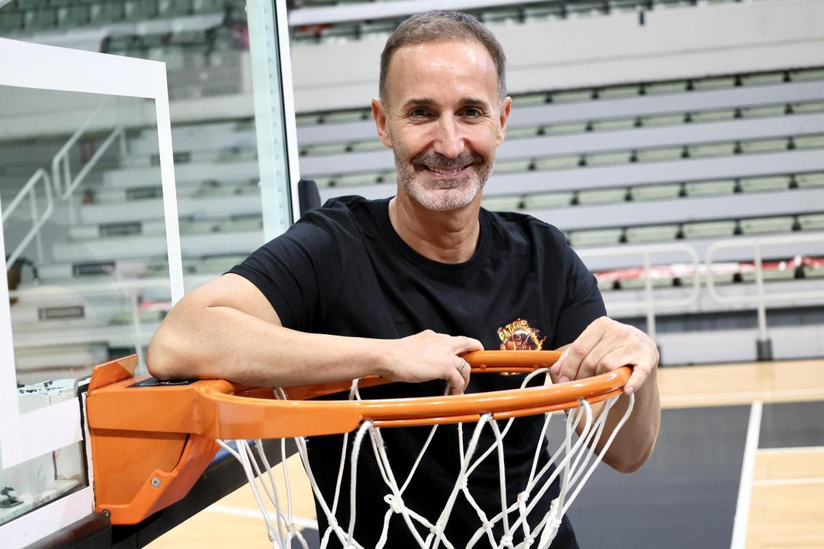 Sito Alonso, entrenador del UCAM Murcia, posando en el Palacio para LA OPINIÓN.