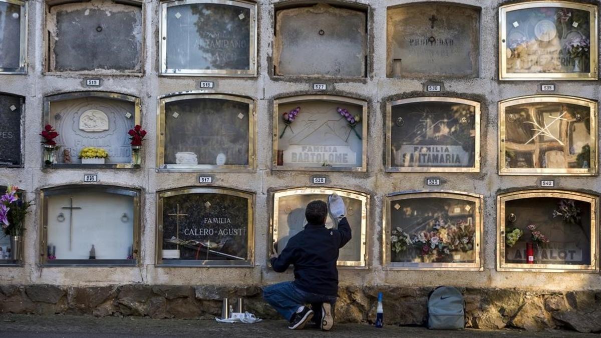 Festividad de Todos los Santos en el cementerio de Montjuic