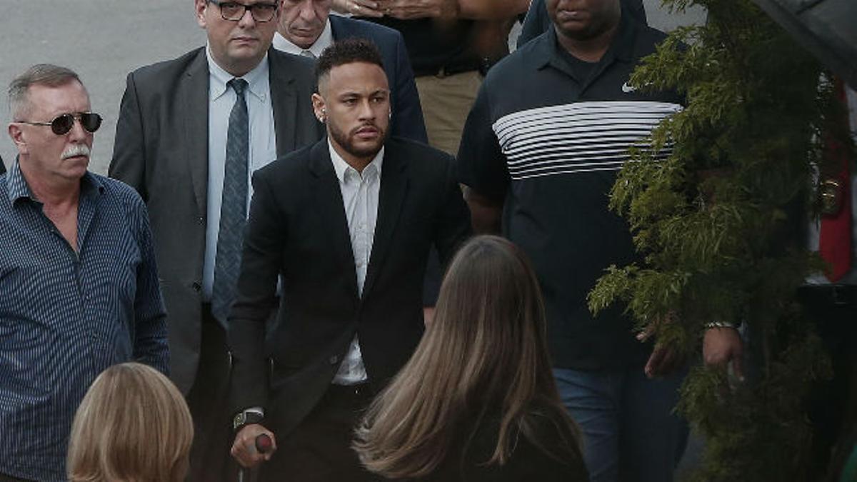 Neymar llega a la policía de Sao Paulo para declarar