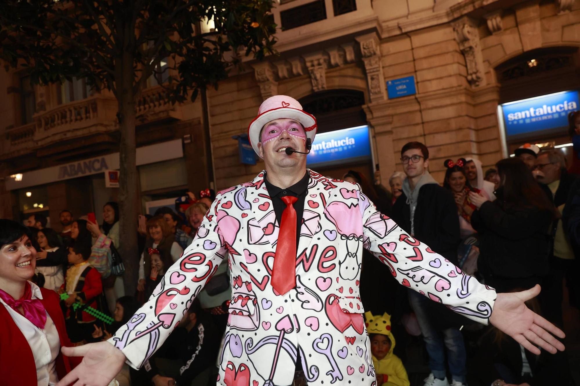 EN IMÁGENES: El Carnaval llena de color y alegría las calles de Oviedo