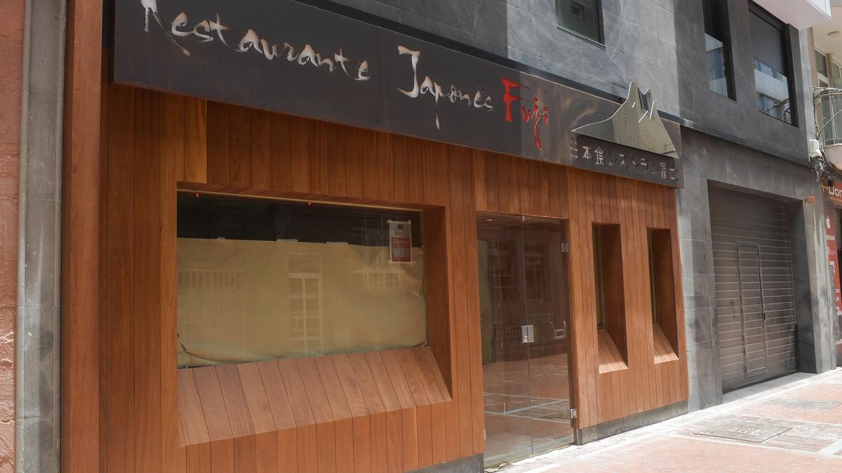 El exterior del local del Restaurante Fuji, en la calle Fernando Guanarteme, tras su cierre.