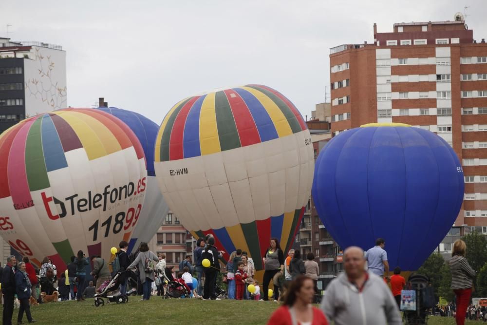 Salida de la regata de globos aerostáticos desde el "solarón", en Gijón.