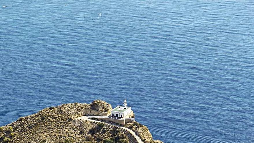 Imagen aérea del Camí del Faro que ilustra la nueva guía.