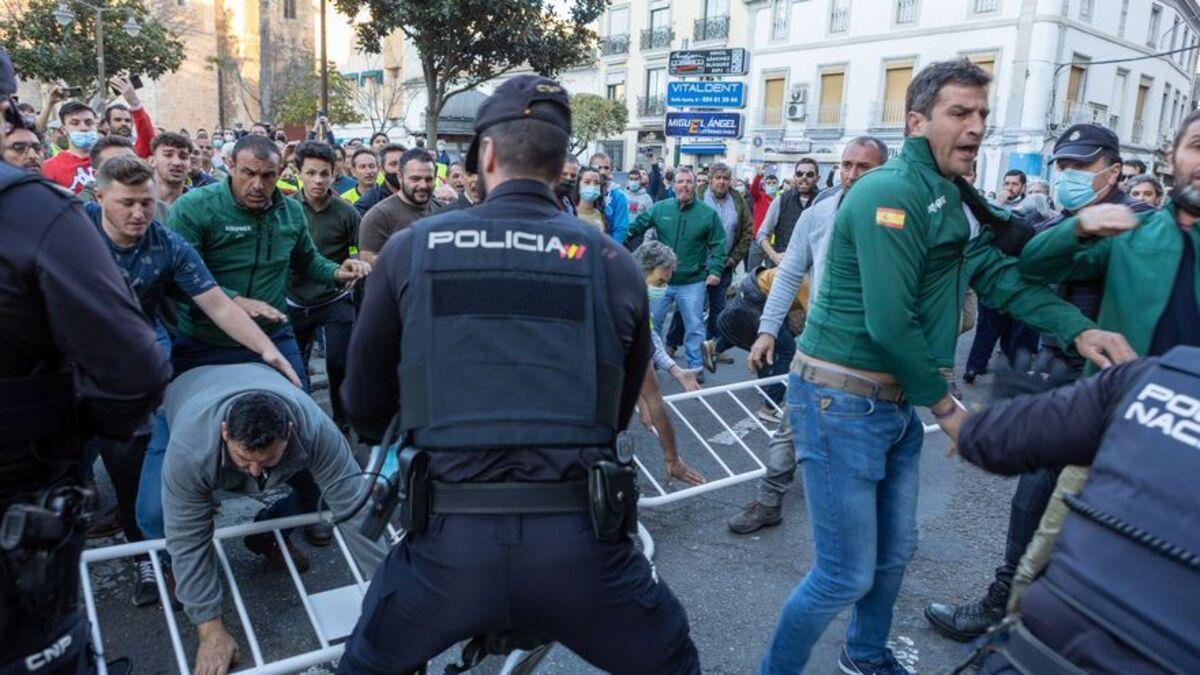 Un momento de la protesta de los agricultores y ganaderos durante la visita de Pedro Sánchez a Don Benito.