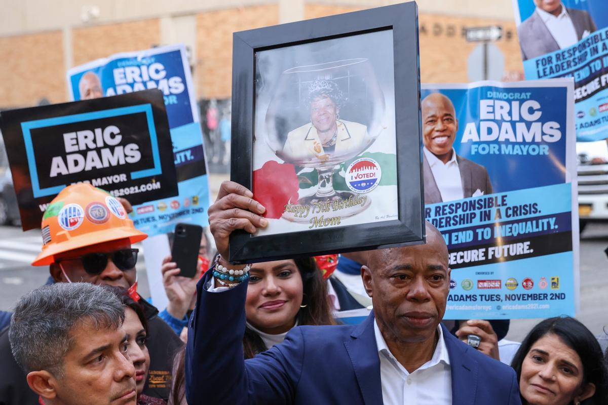 Eric Adams muestra una fotografía de su madre, Dorothy, tras votar en un colegio electoral de Brooklyn.