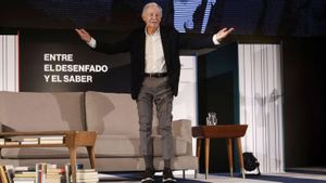 Eduardo Mendoza: "Tothom està indignat per alguna cosa, però jo no, vivim formidablement"