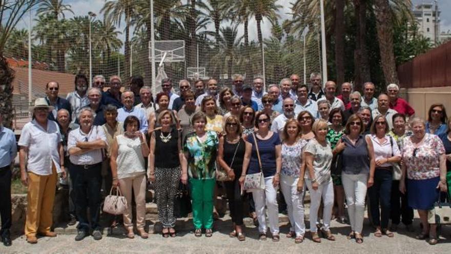 Asistentes al encuentro de ayer y, en pequeño, diferentes instantáneas del centro y de actividades realizadas en los primeros años del instituto La Asunción.