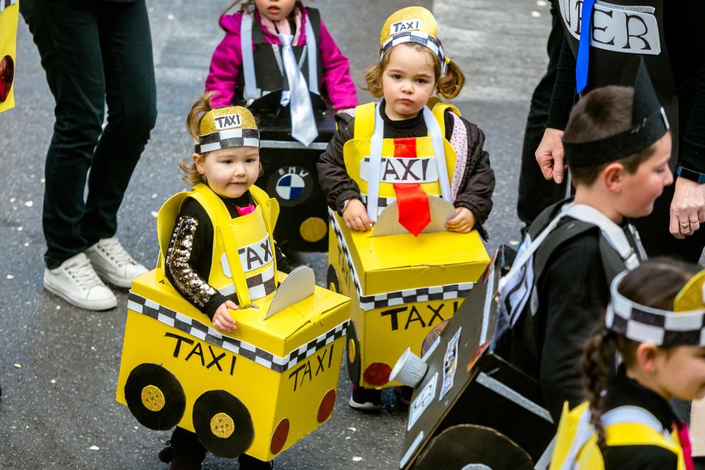 Los más pequeños desfilan en el Carnaval Infantil de Benidorm.