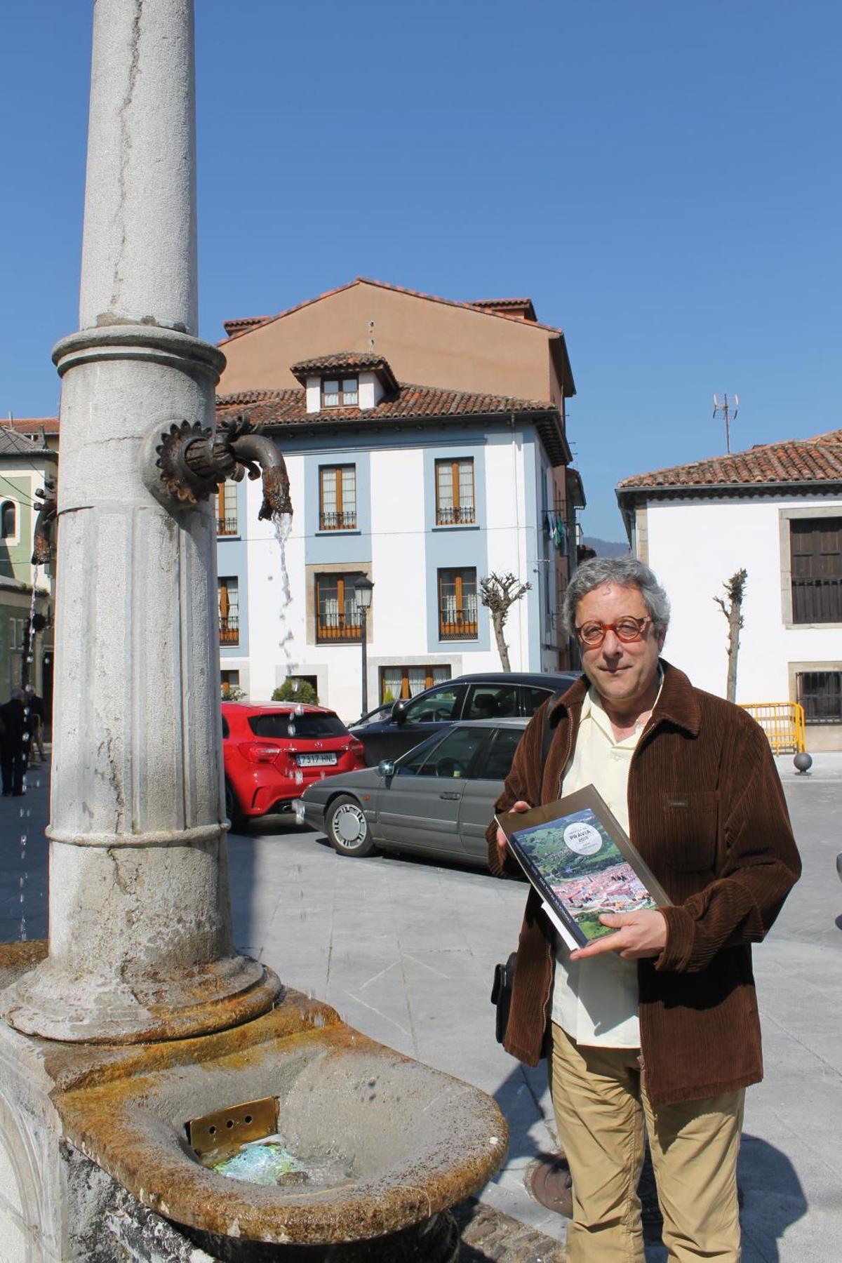 El escritor Pepe Monteserín presenta su novela "Me levanté herido" en el Plazas