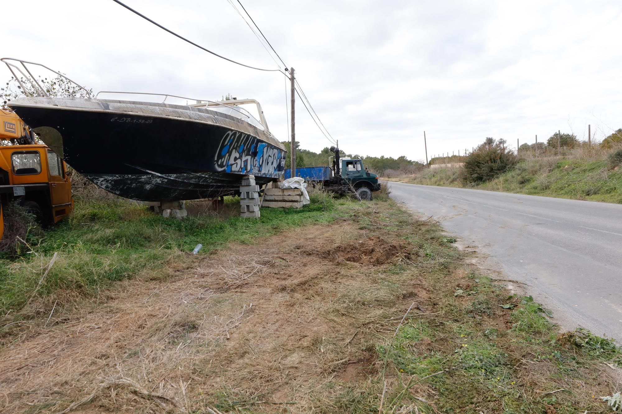 Retirada de barcos almacenados ilegalmente en Cala Tarida