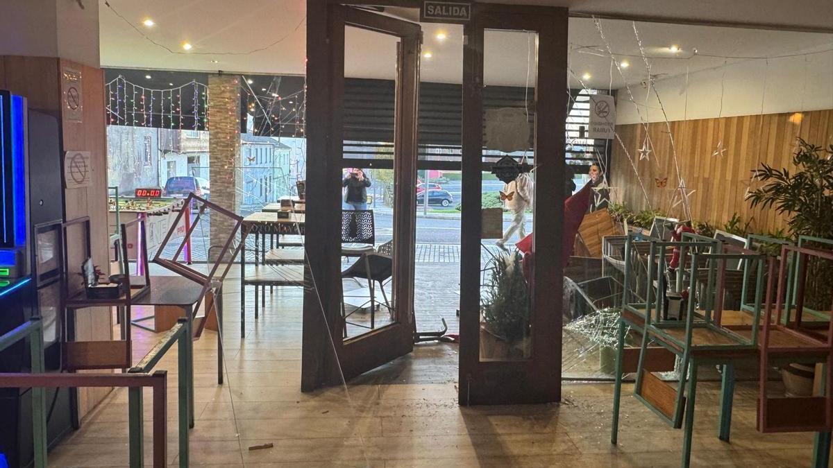 Robo por el método del alunizaje en una cafetería de Curtis