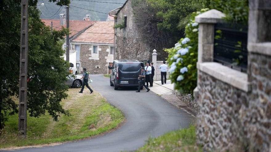 Guardia Civil y servicios funerarios, ayer, en Aciveiro, tras el levantamiento del cadáver. // Bernabé / Cris M.V.