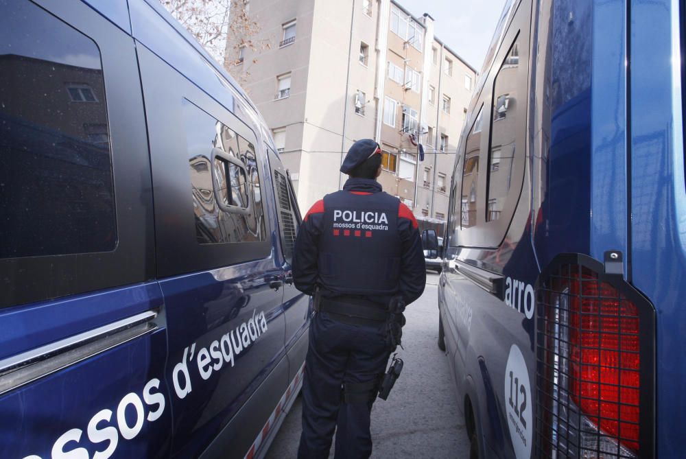 Mossos d'Esquadra i de la Policia Municipal de Girona amb els tècnics d'Endesa