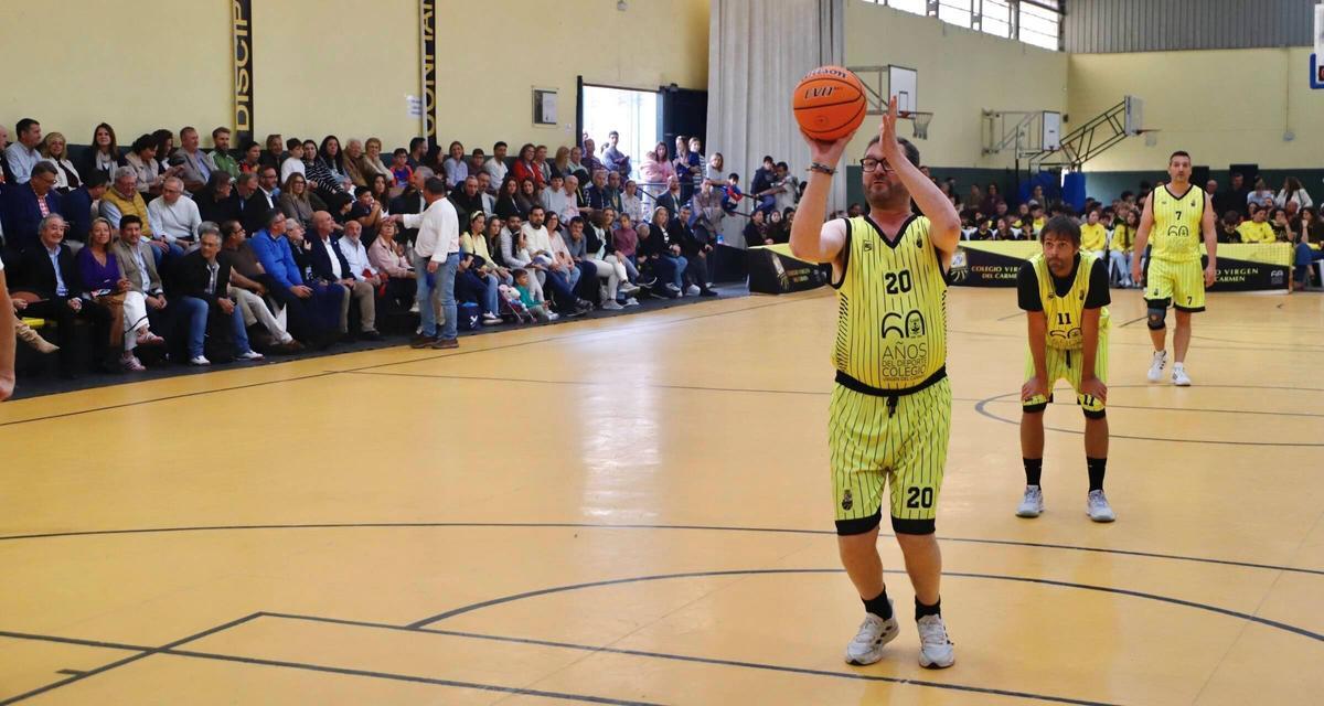 El diputado de Deportes, Antonio Martín, lanza a canasta.