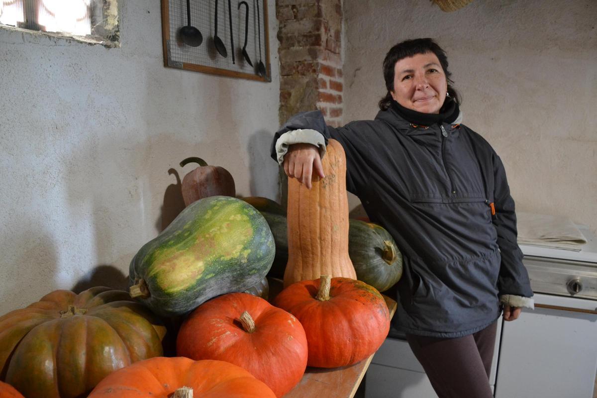 Dolores Arranz posa con varias calabazas de gran tamaño que tiene en su huertienda.