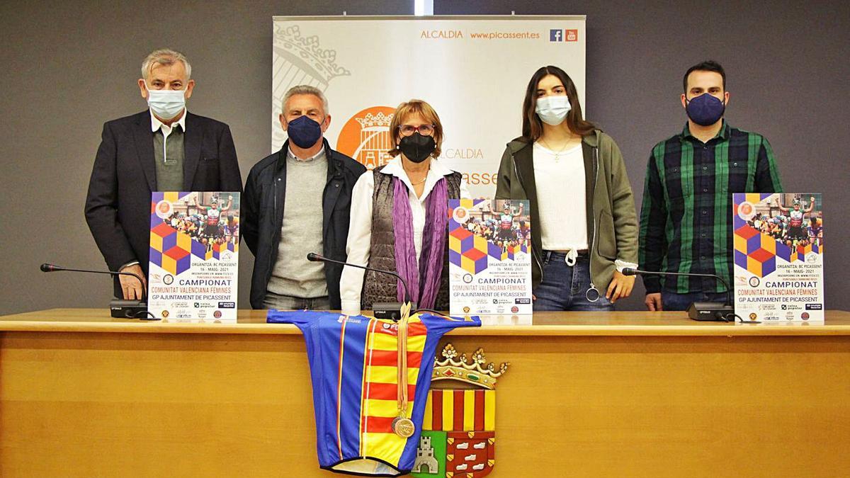 Presentación del campeonato ciclista femenino en el salón de plenos del ayuntamiento. | A.P.