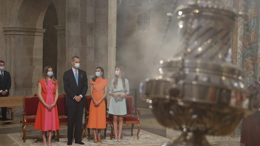 Así son los vestidos coordinados que han lucido en Santiago la Reina Letizia y la Princesa de Asturias