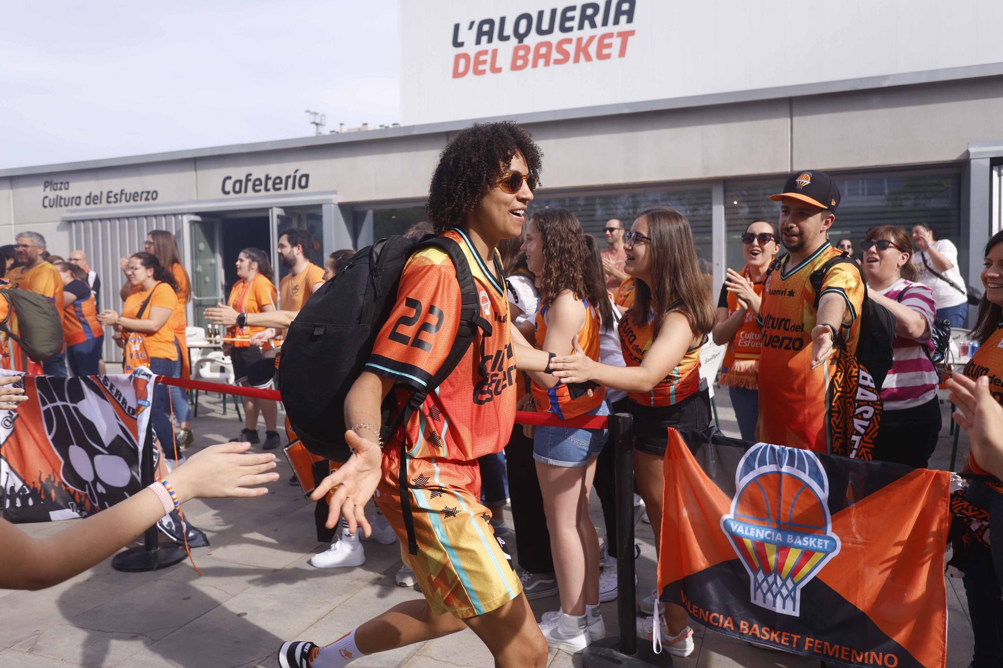 Así fue el recibimiento de los aficionados de Valencia Basket  antes de enfrentarse al  Perfumerías