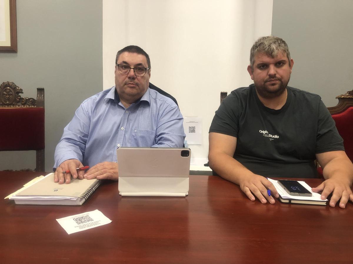 O alcalde, Francisco Pérez, esquerda, e o edil de Facenda, Manuel Seijas.