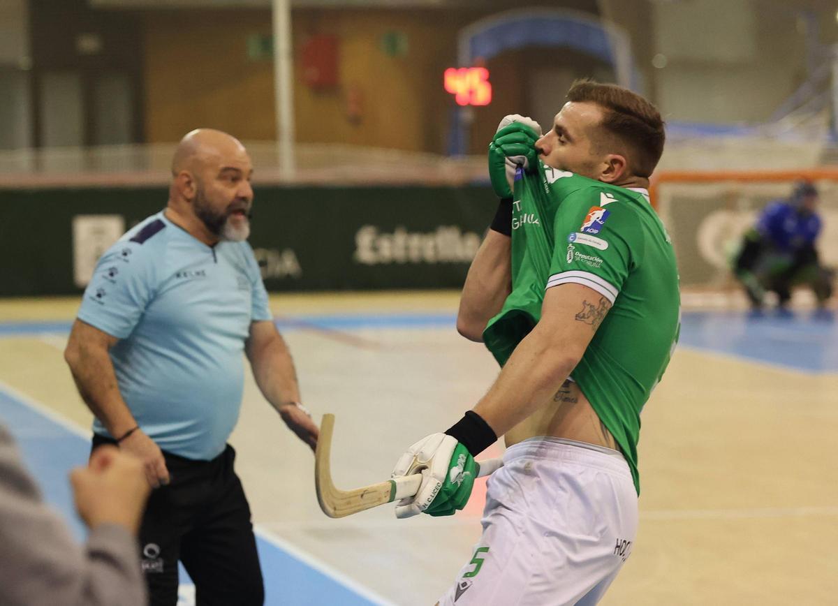 César Carballeira besa el escudo del Liceo durante la celebración de un gol esta temporada