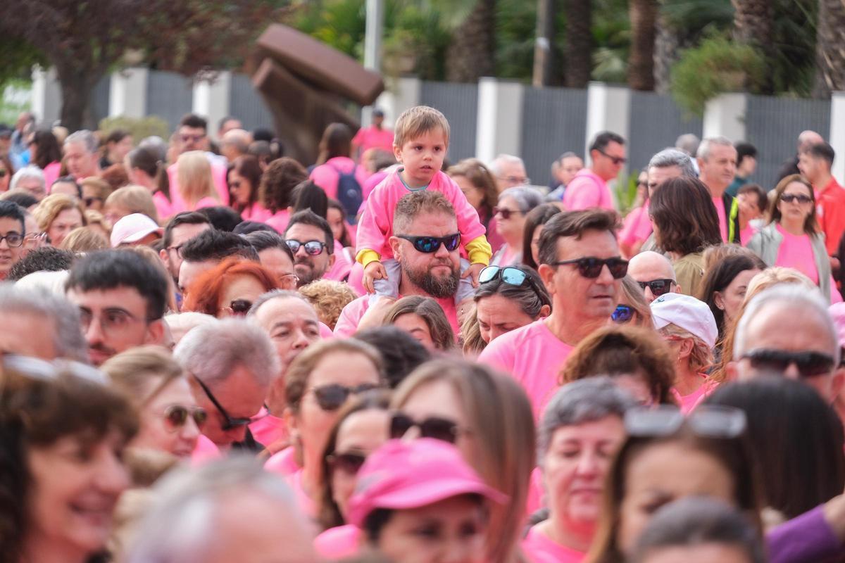 Las mejores imágenes de la carrera y marcha contra el cáncer de mama en ...