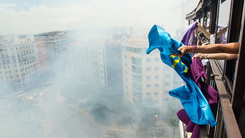 Primera mascletá de las Hogueras del 90 aniversario.