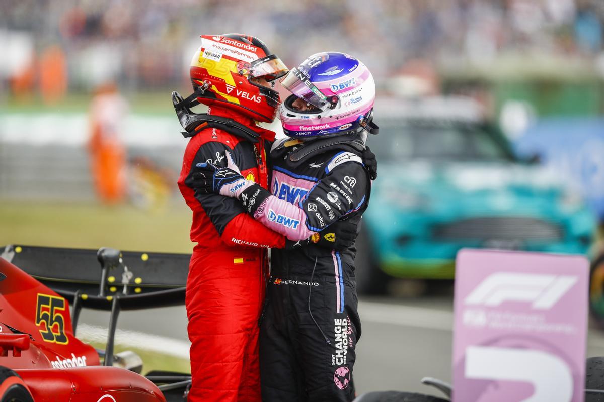 El sincero abrazo entre Carlos Sainz y Fernando Alonso en Silverstone.