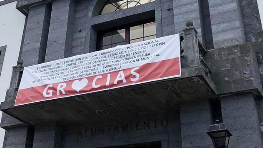 Pancarta de agradecimiento en el balcón del Ayuntamiento de Santa Úrsula.