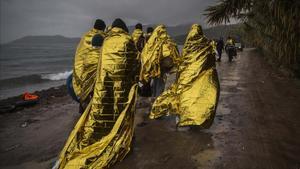 Refugiados en la isla de Lesbos, instantánea de Santi Palacios presente en la exposición que documenta en el Museu Marítim el trabajo de la oenegé Proactiva Open Arms.