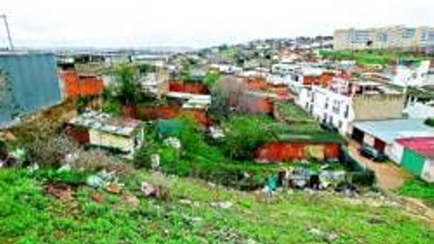 La asociación vecinal pide que se cieguen las canteras del Gurugú