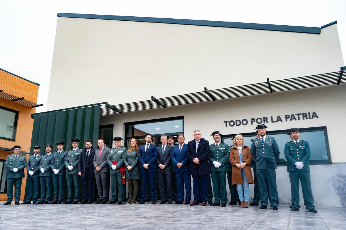 Guardias y autoridades a las puertas de las dependencias oficiales del nuevo cuartel de Fuentesaúco
