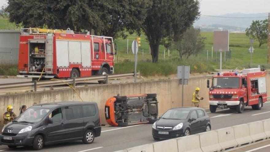 Cotxe bolcat davant del Parc dels Bombers de Manresa, ahir al matí