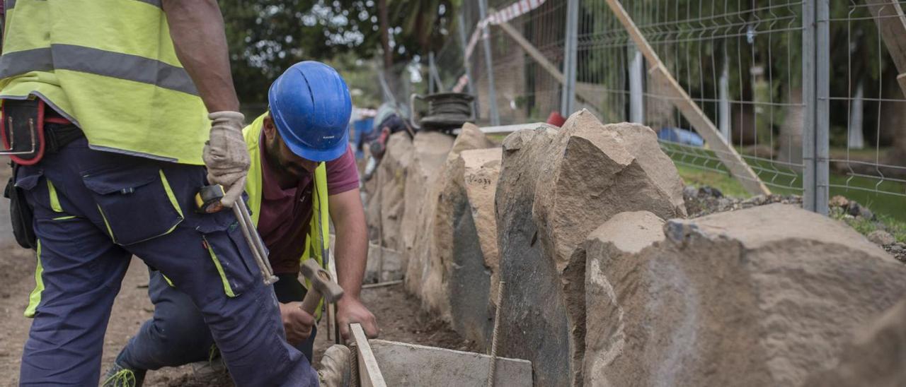 Dos operarios trabajan en una obra de reforma de un parque público del Archipiélago. | | CARSTEN W. LAURITSEN