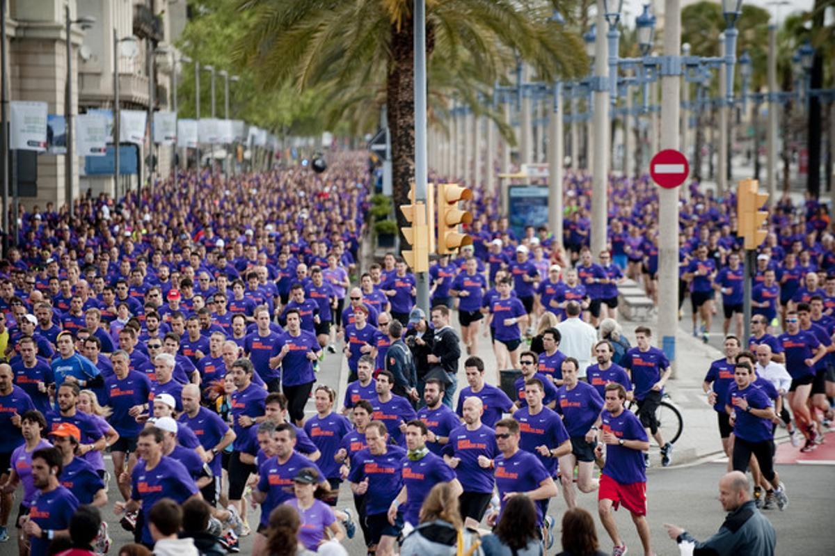 La marea violeta de corredors de la Cursa dels Bombers de Barcelona.