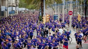 La marea violeta de corredors de la Cursa dels Bombers de Barcelona.