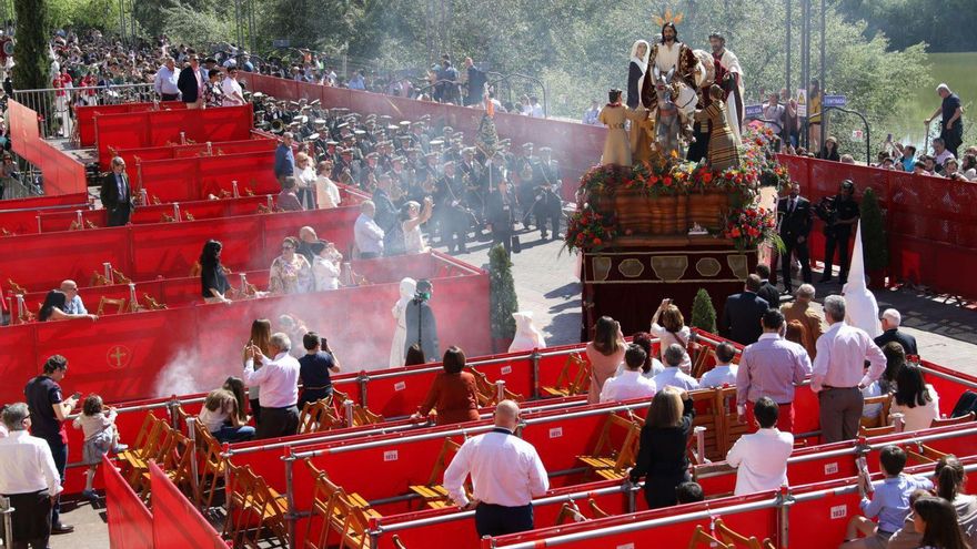 El misterio de la hermandad de la Borriquita al inicio de la carrera oficial.