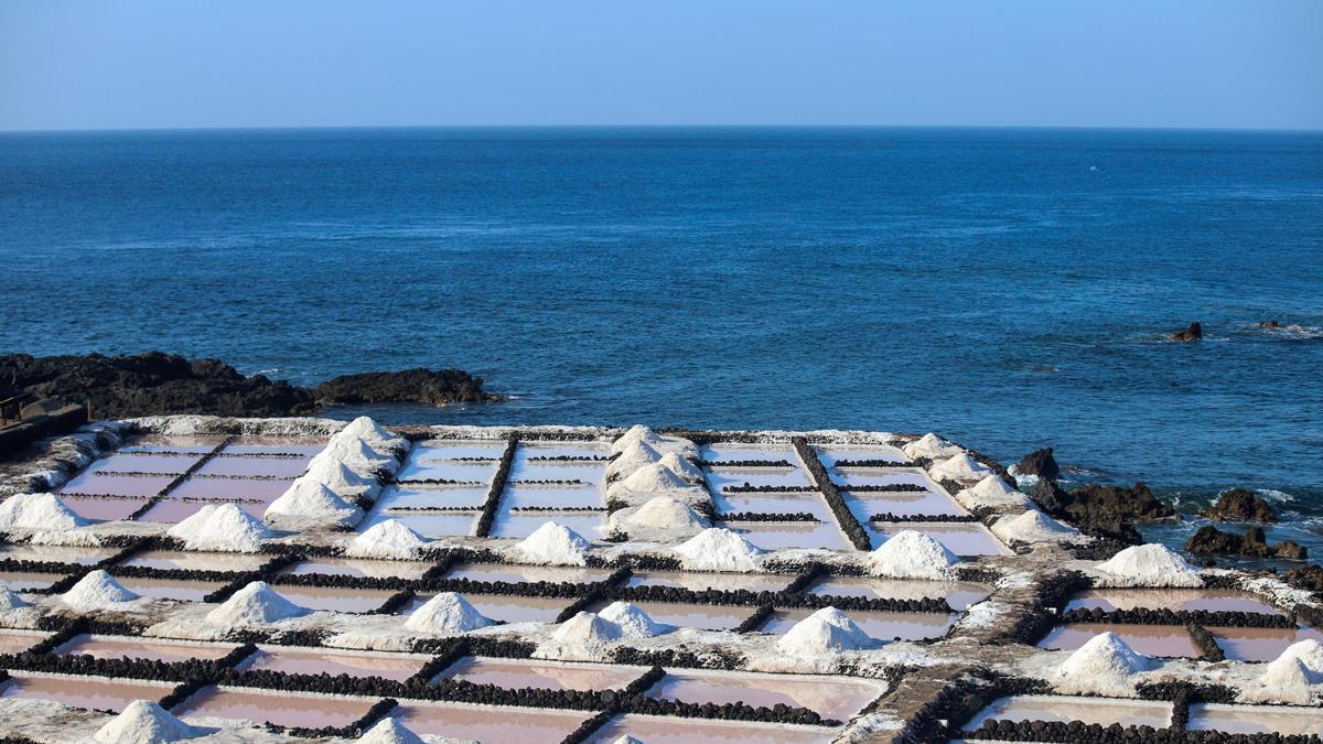 Las Salinas de Fuencaliente mantienen su producción artesanal de sal marina casi seis décadas después