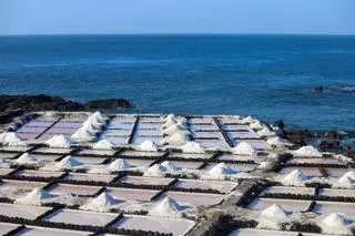 Las Salinas de Fuencaliente mantienen la producción artesanal de sal marina y flor de sal