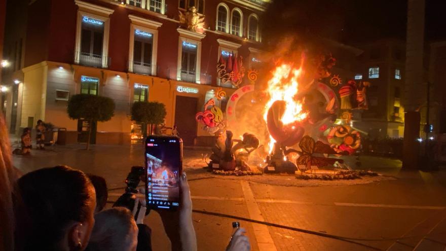 Así arde la &#039;foguera&#039; frente al Romea de Murcia